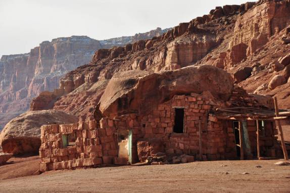 Moradia indígena no deserto ao norte do Arizona, nos Estados Unidos (Cliff Dwellers)
